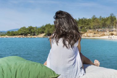 Güzel kadın inanılmaz arka plan üzerinde rahatlatıcı
