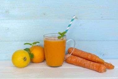 Portakallı gazoz suyu ile havuç limon, portakal ve boş etiket. Sağlıklı yaşam konsepti.