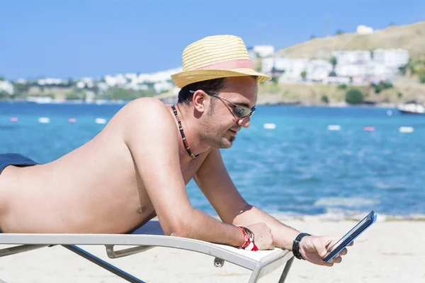 Joven Usando Tableta Sobre Fondo Marino — Foto de Stock