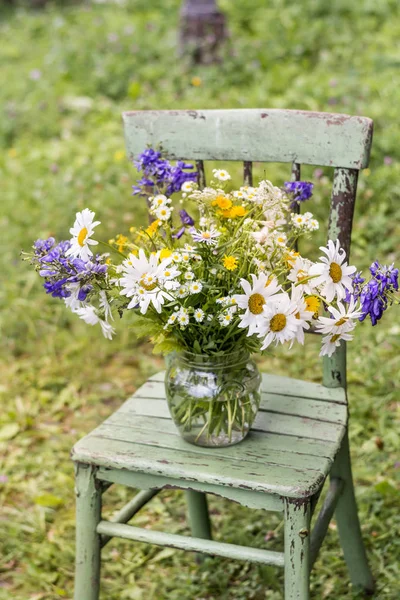 Vaas Met Kleurrijke Bloemen Een Houten Stoel — Stockfoto