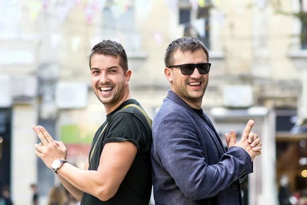 Deux Amis Masculins Riants Posant Amusant Dans Rue Urbaine — Photo