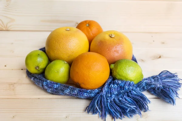 Orangenfrüchte Grapefruits Und Limetten Einen Schal Gewickelt Auf Einem Hölzernen — Stockfoto