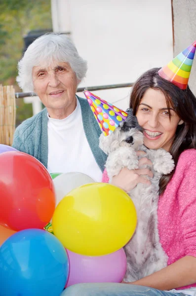 Riendo Madre Hija Con Perro Posando Cerca Globos Aéreos — Foto de Stock