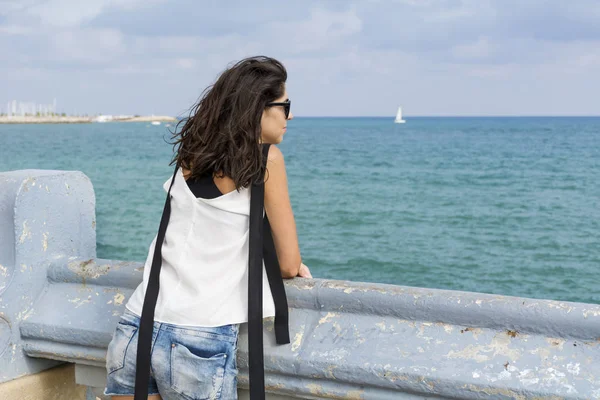 Triste Joven Mujer Mirando Mar —  Fotos de Stock