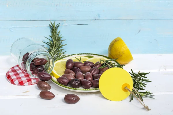 Oliven Mit Zitrone Frischen Kräutern Und Etikett — Stockfoto