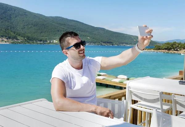 Hombre Gafas Sol Tomando Selfie Teléfono Inteligente Cerca Del Mar — Foto de Stock