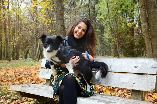 Красивая Молодая Женщина Сидит Осеннем Парке Своими Собаками — стоковое фото
