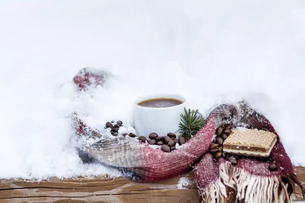Белая Чашка Кофе Завернутая Вязаный Шарф Снегу — стоковое фото