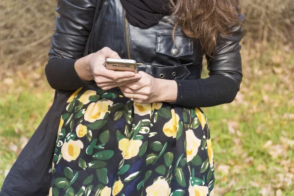 Женщина Помощью Мобильного Телефона Осеннем Парке — стоковое фото