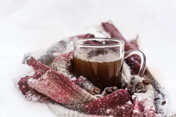 Kaffeebecher Strickschal Auf Dem Schnee — Stockfoto