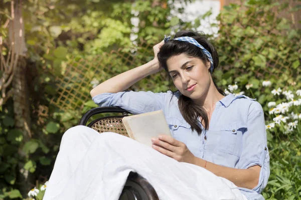 Giovane Bella Donna Che Rilassa Legge Libro Giardino Estivo Vacanze — Foto Stock