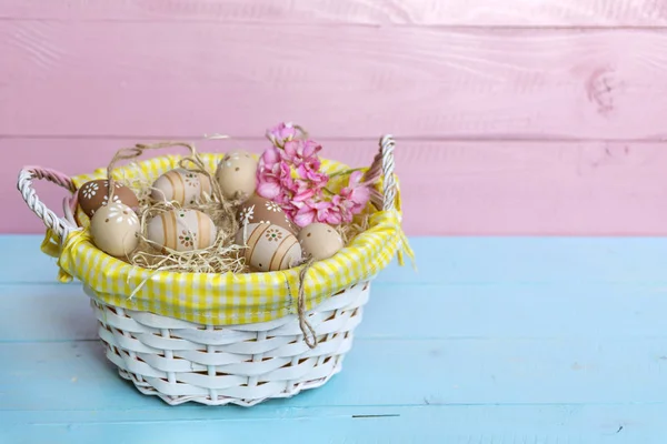 Красивые Пасхальные Яйца Корзине Розовом Синем Деревянном Фоне — стоковое фото