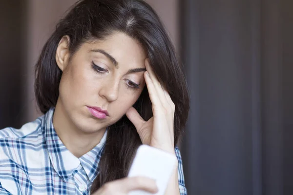 Joven Mujer Deprimida Casa Con Teléfono Mano —  Fotos de Stock
