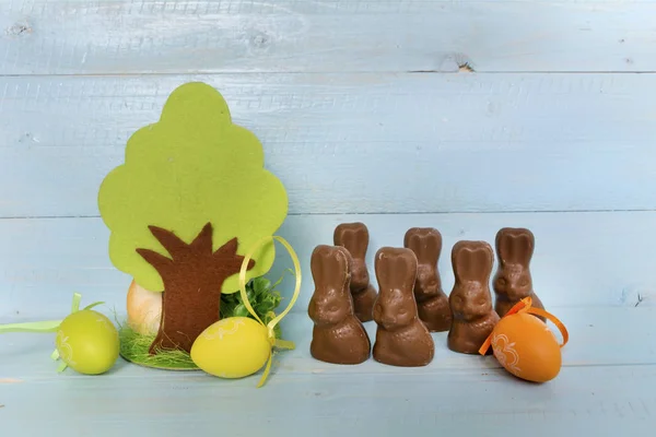 Шоколадные Пасхальные Кролики Зеленое Дерево Яйца Деревянном Фоне — стоковое фото