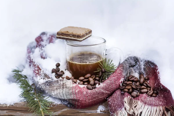 Glasbecher Kaffee Strickschal Auf Dem Schnee — Stockfoto