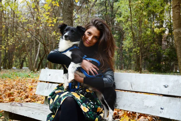 Красивая Молодая Женщина Сидит Осеннем Парке Своими Собаками — стоковое фото