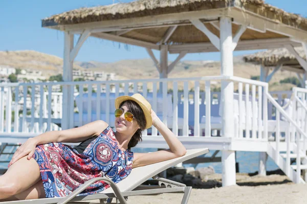 Mujer Feliz Con Los Brazos Abiertos Disfrutando Las Vacaciones Verano —  Fotos de Stock