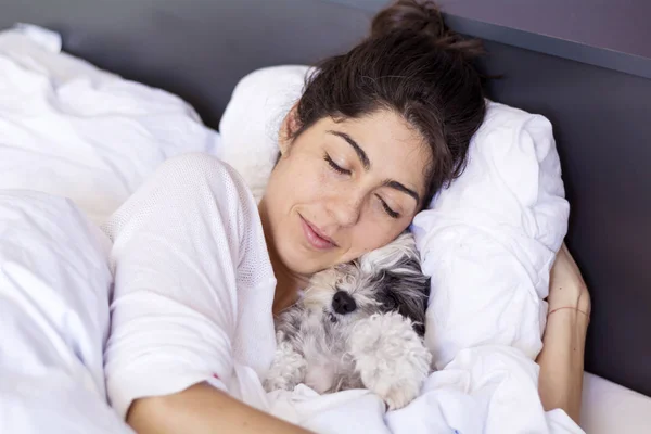 Γυναίκα Που Αγκαλιάζει Σκύλο Της Στον Ύπνο Στο Κρεβάτι — Φωτογραφία Αρχείου