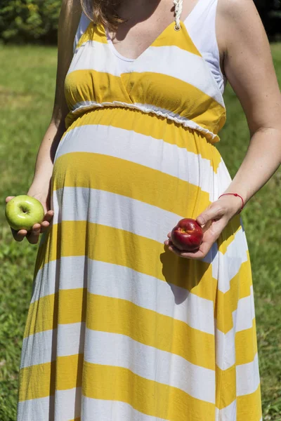 新鮮な健康的な青リンゴを保持している妊娠中の女性 — ストック写真