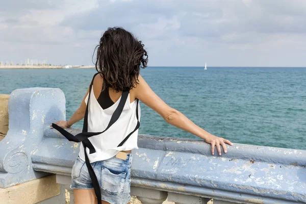 Mujer Caucásica Pie Frente Mar —  Fotos de Stock