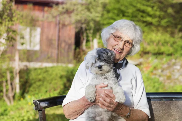 Ευτυχισμένη Γυναίκα Ανώτερος Smiling Αγκαλιάζει Σκυλάκι Κανίς Ένα Πάρκο Την — Φωτογραφία Αρχείου