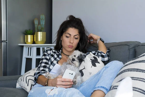 Retrato Una Hermosa Mujer Triste Usando Teléfono Móvil Casa Con — Foto de Stock