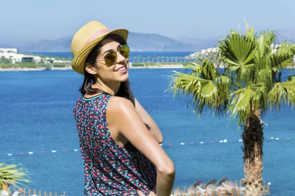 Retrato Hermosa Mujer Joven Feliz Sobre Fondo Mar Vacaciones Verano —  Fotos de Stock