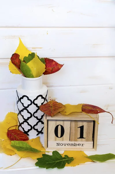 Herbstkomposition Mit Bunten Blättern Vase Und Holzkalender — Stockfoto