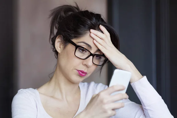 Retrato Hermosa Mujer Triste Con Teléfono Mano —  Fotos de Stock