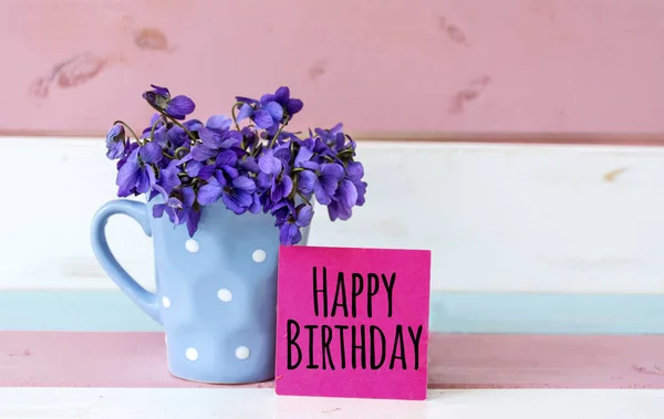 Flores Violetas Vaso Azul Com Mensagem Aniversário Feliz — Fotografia de Stock