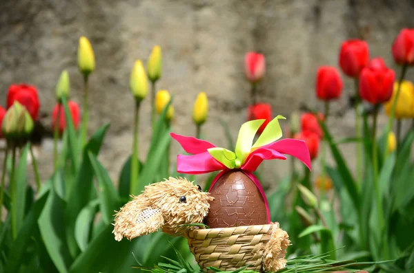 Choklad Påskägg Blommande Vårträdgård — Stockfoto