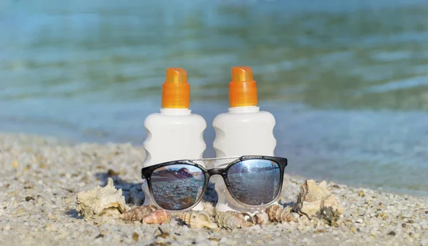 Dvě Lahve Opalovací Krém Krunýřem Sklenicemi Pláži Letní Slunovrat Opalovacího — Stock fotografie