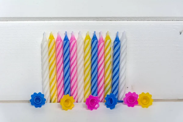 Set Velas Cumpleaños Colores Aisladas Sobre Fondo Madera Blanca — Foto de Stock