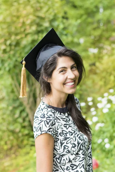 Hermosa Mujer Joven Graduación Universitaria — Foto de Stock