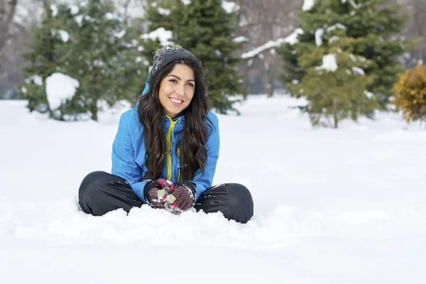 Beautiful Smiling Young Woman Sitting Winter Mountain Winter Holidays — Stock Photo, Image