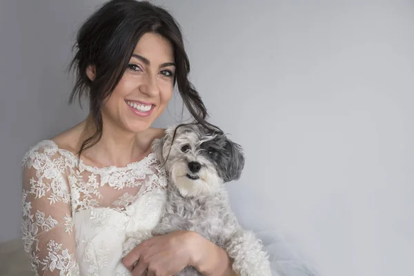 Novia Vestido Blanco Sosteniendo Perro Mirando Cámara — Foto de Stock