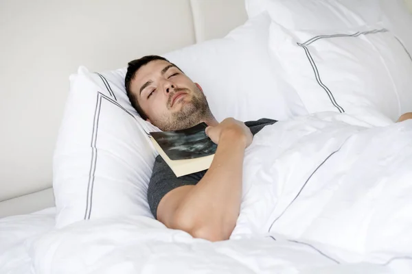 Joven Guapo Durmiendo Felizmente Cama Blanca Con Libro Las Manos — Foto de Stock