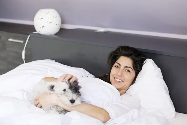 Женщина Обнимает Спящую Собаку Кровати — стоковое фото