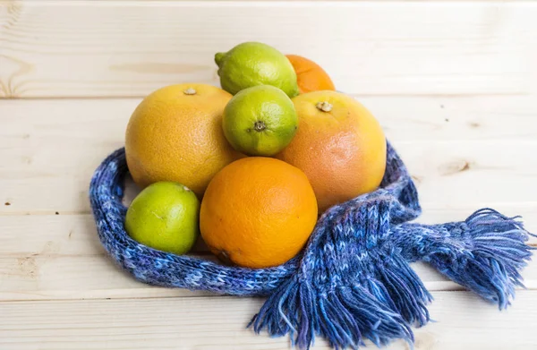 Orangenfrüchte Grapefruits Und Limetten Einen Schal Gewickelt Auf Einem Hölzernen — Stockfoto