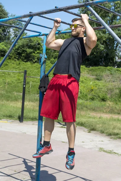 Genç Kaslı Adam Açık Spor Salonunda — Stok fotoğraf