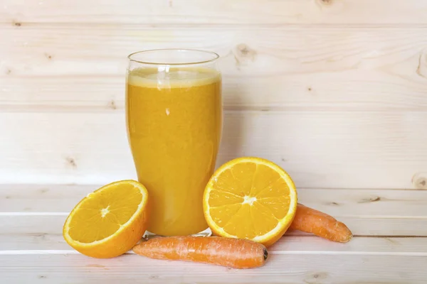 にんじんとグレープ フルーツとオレンジのスムージー 健康的な生活の概念 — ストック写真