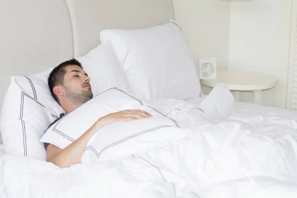 Όμορφος Νεαρός Άνδρας Που Ευτυχώς Κοιμούνται Στο Κρεβάτι Λευκό — Φωτογραφία Αρχείου