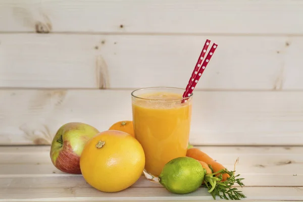 にんじんとグレープ フルーツ 健康的な生活の概念とオレンジのスムージー — ストック写真