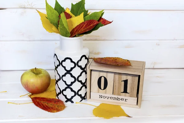 Herbstkomposition Mit Bunten Blättern Apfel Und Holzkalender — Stockfoto
