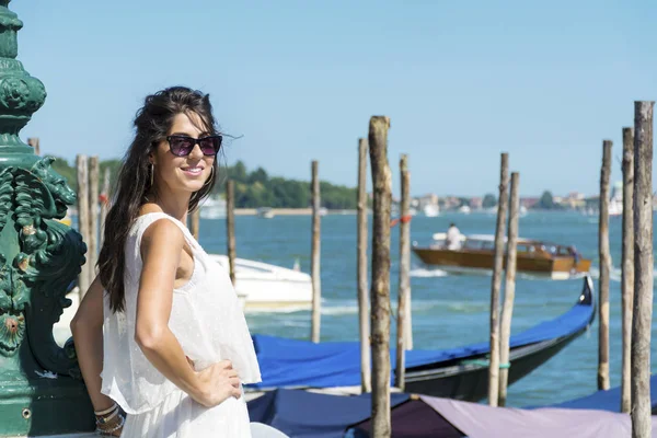 青い海に浮かぶゴンドラとヴェネツィアの景色を楽しみながら美しい若い観光客女性 — ストック写真