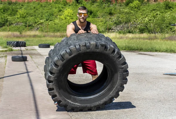 Genç Kaslı Adam Açık Spor Salonunda — Stok fotoğraf