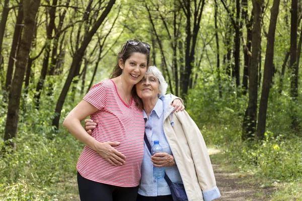 Mujer Embarazada Con Abuela Abrazándose Parque Familia Esperando Bebé — Foto de Stock