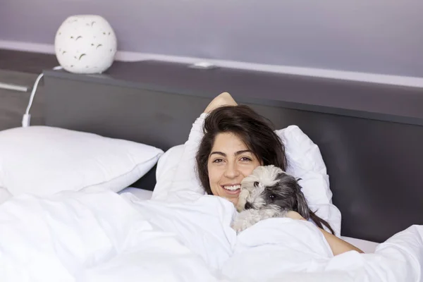 Женщина Обнимает Спящую Собаку Кровати — стоковое фото