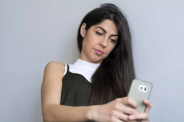 Hermosa Mujer Joven Triste Utilizando Teléfono Móvil —  Fotos de Stock