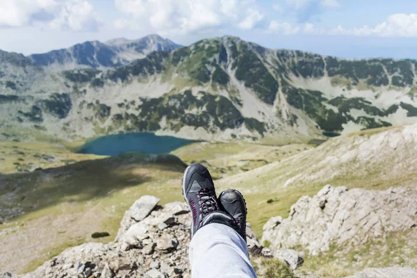 Benen Van Reiziger Zittend Een Hoge Berg Top Met Uitzicht — Stockfoto